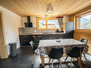 a kitchen with a table and chairs in a room at Charmant chalet 3 pièces pour 6 pers avec terrasse à Châtel, proche centre et télécabine. - FR-1-676-14 in Châtel +5 photos