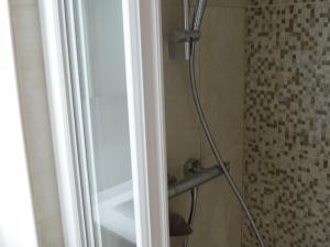 a shower head in a bathroom next to a window at Chalet Châtel 2 Pièces, 6 Pers, 2 SDB, Proche Remontées, Balcon, Jardin, Parking - FR-1-676-27 in Châtel +12 photos