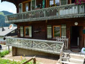 a house with a large deck and a balcony at Chalet Châtel 2 Pièces, 6 Pers, 2 SDB, Proche Remontées, Balcon, Jardin, Parking - FR-1-676-27 in Châtel