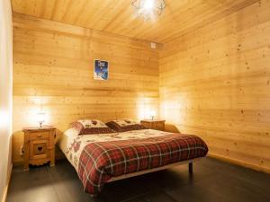 a bedroom with a bed in a wooden room at Charmant chalet 3 pièces pour 6 pers avec terrasse à Châtel, proche centre et télécabine. - FR-1-676-14 in Châtel