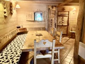 a dining room with a wooden table and chairs at Chalet 4 pièces avec balcon, BBQ, parking, WIFI à Châtel - FR-1-676-43 in Châtel +17 photos