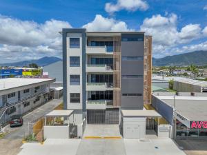 um edifício de apartamentos numa cidade com estacionamento em Mountain Air and Modern Flair 'Your Cairns Getaway' em Cairns