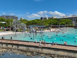 凯恩斯Mountain Air and Modern Flair 'Your Cairns Getaway'的一群人在大型游泳池里