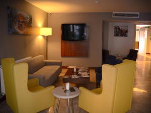 salon z żółtymi krzesłami i kanapą w obiekcie Norton Hotel w mieście Gaziantep
