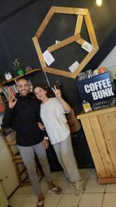 Asiakkaita majoituspaikassa CoffeeBunk Hostel