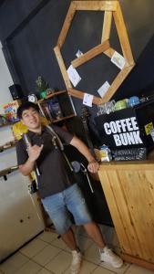 Asiakkaita majoituspaikassa CoffeeBunk Hostel