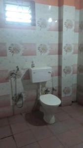 y baño con aseo y lavamanos. en Pandeys Homestay Kalimpong en Kalimpong