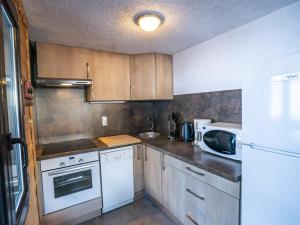 A kitchen or kitchenette at Appartement Châtel, 3 pièces, 7 personnes - FR-1-676-76