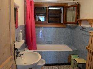 uma casa de banho com uma banheira, um lavatório e um WC. em Appartement Châtel, 4 pièces, 8 personnes - FR-1-676-97 em Châtel