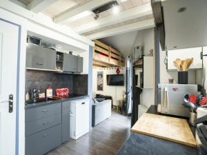 - une cuisine avec des placards gris et un réfrigérateur blanc dans l'établissement Appartement Châtel, 2 pièces, 5 personnes - FR-1-676-75, à Châtel