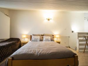 - une chambre avec un grand lit et deux lampes dans l'établissement Appartement Châtel, 2 pièces, 5 personnes - FR-1-676-75, à Châtel