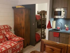 une petite chambre avec un canapé et une cuisine avec un four micro-ondes dans l'établissement Studio Châtel, 1 pièce, 4 personnes - FR-1-676-100, à Châtel