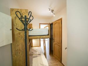 een kleine kamer met een stapelbed bij Appartement Châtel, 2 pièces, 4 personnes - FR-1-676-105 in Châtel