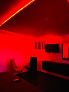 a red room with a couch and a tv at Ya no tenemos servicio in Mexico City