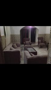 een woonkamer met banken en stoelen en een tafel bij Dab view bungalow Rental in Sere Kunda