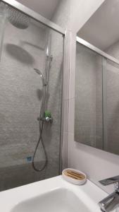 een badkamer met een douche en een wastafel bij Diamante en Cambrils Costa Dorada in Cambrils