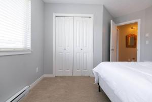 Cama ou camas em um quarto em Entire 3-bedroom house Near Town