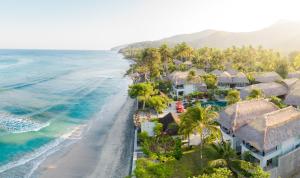 uma vista aérea da praia e do oceano em Sudamala Resort, Senggigi, Lombok em Senggigi