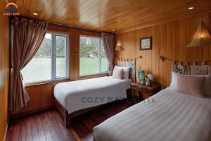 下龍灣的住宿－Minh Hằng Cruise，一间卧室设有两张床和窗户。