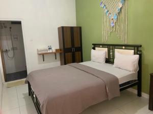 um quarto com uma cama grande e um chuveiro em Silverin Bajawa em Bajawa