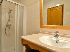 Phòng tắm tại Appartement 3 pièces pour 7 pers, proche centre, balcon, parking, wifi, classé 3* - FR-1-676-137 +9 ảnh