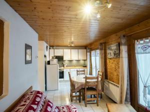 eine Küche und ein Esszimmer mit Tisch und Stühlen in der Unterkunft Chalet cosy à Châtel - 2 pièces, 4 pers, WiFi, Animaux admis, Parking - FR-1-676-166 in Châtel