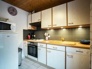 eine Küche mit weißen Schränken und einer Spüle in der Unterkunft Chalet cosy à Châtel - 2 pièces, 4 pers, WiFi, Animaux admis, Parking - FR-1-676-166 in Châtel + 6 Fotos
