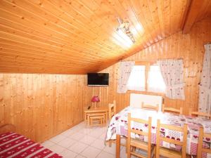 TV a/nebo společenská místnost v ubytování Charmant 3 pièces, 2 chambres, 7 pers, Châtel, parking, animaux admis, WiFi - FR-1-676-167