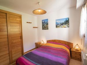 um quarto com uma cama com um cobertor colorido em Appartement Châtel, 3 pièces, 5 personnes - FR-1-676-174 em Châtel
