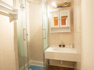 uma casa de banho com um lavatório e um chuveiro em Appartement Châtel, 3 pièces, 5 personnes - FR-1-676-174 em Châtel