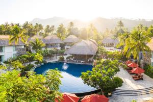 - une vue aérienne sur un complexe avec une piscine dans l'établissement Sudamala Resort, Senggigi, Lombok, à Senggigi