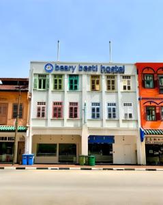 een wit gebouw met een bord erop bij Beary Best! Hostel Chinatown in Singapore