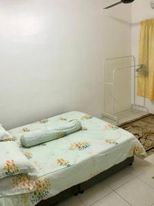 ein Krankenhausbett in einem Zimmer mit in der Unterkunft Salak Cemara Homestay Klia/Klia2 in Sepang