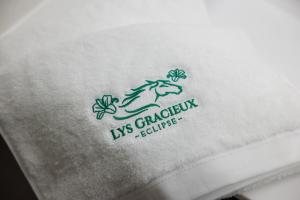 Lys Gracieuxに飾ってある許可証、賞状、看板またはその他の書類