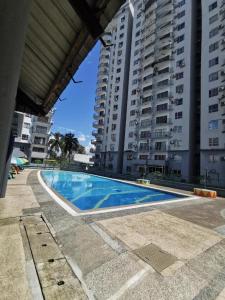 una piscina frente a algunos edificios altos en Dream Home (Marina View Villas), en Port Dickson