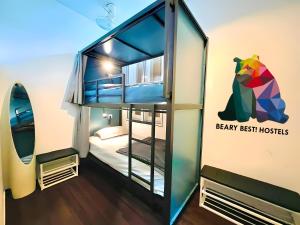 ein Zimmer in einem winzigen Haus mit einem Bett in der Unterkunft Beary Best! Hostel Chinatown in Singapur