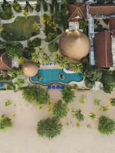 ラブハン・バジョにあるSudamala Resort, Komodo, Labuan Bajoのスイミングプール付きのリゾートの空中ビュー