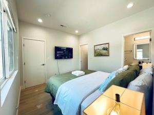 - une chambre avec 2 lits et une table dans l'établissement Sunnyvale Cozy New 3B3b home/Gogle/speed WiFi, à Sunnyvale