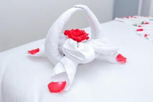 uma flor branca com uma rosa vermelha e corações em Ciao Quy Nhơn em Quy Nhon
