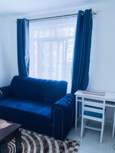 One bed airbnb with pool by Omuts的休息区