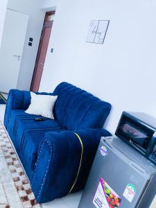One bed airbnb with pool by Omuts的休息区