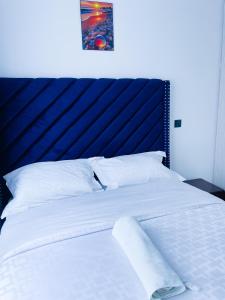 One bed airbnb with pool by Omuts客房内的一张或多张床位