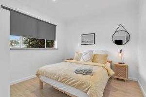 un dormitorio con una cama y una ventana en The Family Beachside Escape by Ready Set Stay - HOUSE, en Rosebud