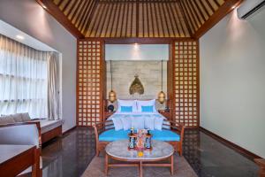 Aksari Resort Ubud by Ini Vie Hospitality في تيغالالانغْ: غرفة نوم بسرير وطاولة في غرفة