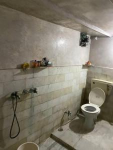 La salle de bains est pourvue d'une douche et de toilettes. dans l'établissement A Family Home TT Nagar Bhopal, à Bhopal