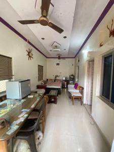 - un salon avec un canapé et un ventilateur de plafond dans l'établissement A Family Home TT Nagar Bhopal, à Bhopal