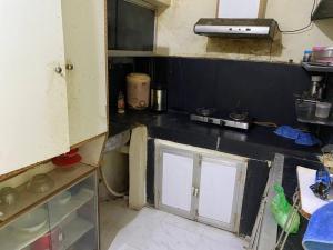 une cuisine avec un comptoir et une porte. dans l'établissement A Family Home TT Nagar Bhopal, à Bhopal