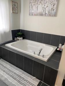 Vannituba majutusasutuses Spacious,comfy house,less than 15 mins to Niagara Falls