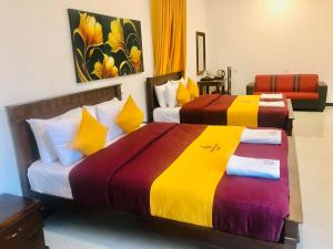 Postel nebo postele na pokoji v ubytování Queensland Hotel