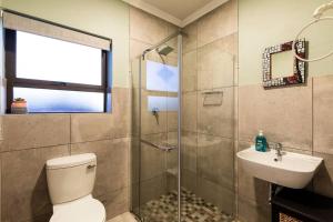 ein Badezimmer mit Dusche, Toilette und Waschbecken in der Unterkunft Gasteria Cottage in Mossel Bay + 25 Fotos